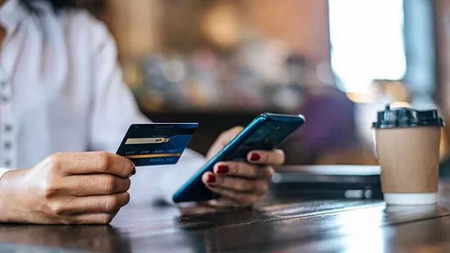 Один из банков позволил белорусам переводить деньги на любую карточку мира. Но есть условие