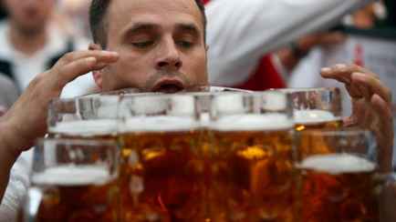 В Польше по улице текла «река из пива». Это как?