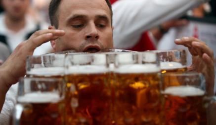 В Польше по улице текла «река из пива». Это как?