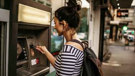 В БПЦ предупредили белорусов о проблемах с картами «Мир» и «Белкарт». Когда не получится снять наличные?