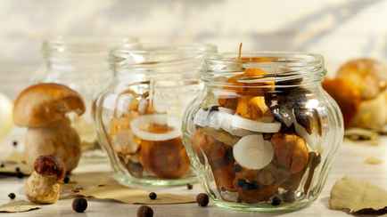 Эти 3 ингредиента превратят обычные маринованные грибы в деликатес. Добавьте их вместе с уксусом