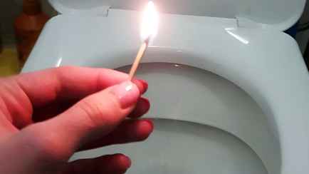 Зачем бросать зажжённую спичку в унитаз? Быстро решит неприятную проблему