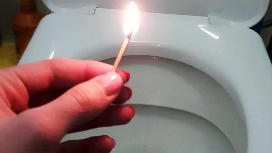 Зачем бросать зажжённую спичку в унитаз? Быстро решит неприятную проблему