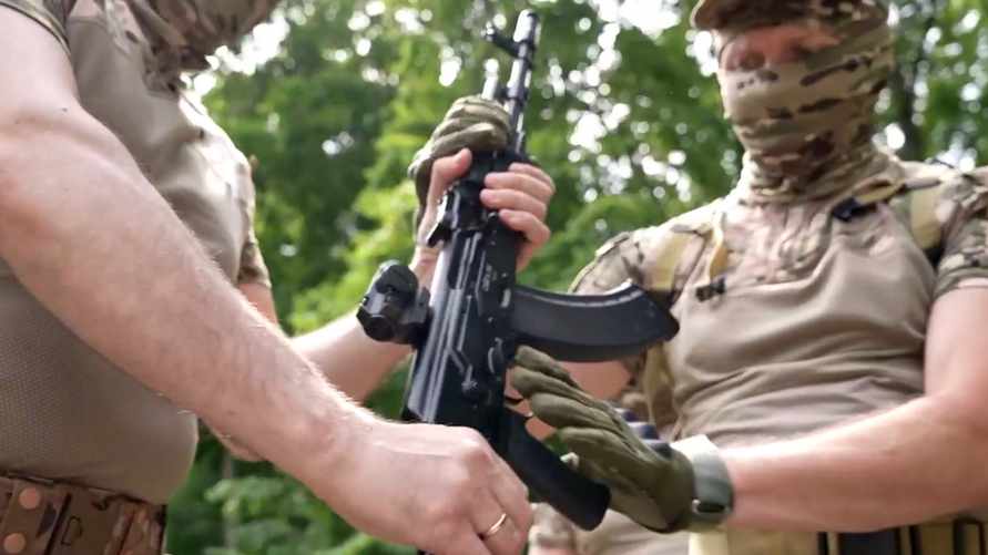 Власти двух российских регионов начали раздавать населению оружие