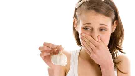 Как избавиться от запаха чеснока, если под рукой нет ни жвачки, ни зубной щетки? Вот два способа