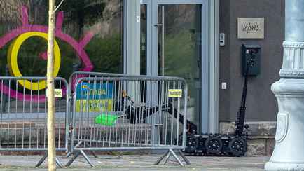 Возле Сейма Литвы нашли коробку с надписью «бомба» на русском. Что было внутри?