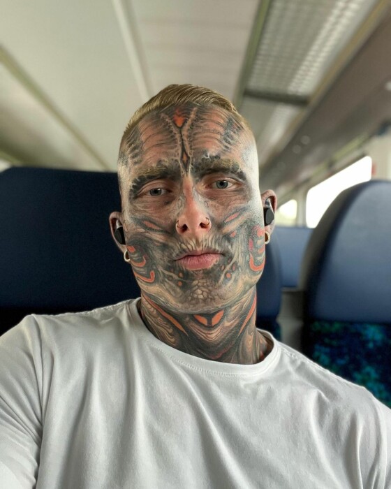 Этот мужчина "пугает женщин" своими лицом и телом. Как выглядел без татуировок?