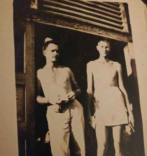 Слева — человек, похожий на Тома Хэнкса.