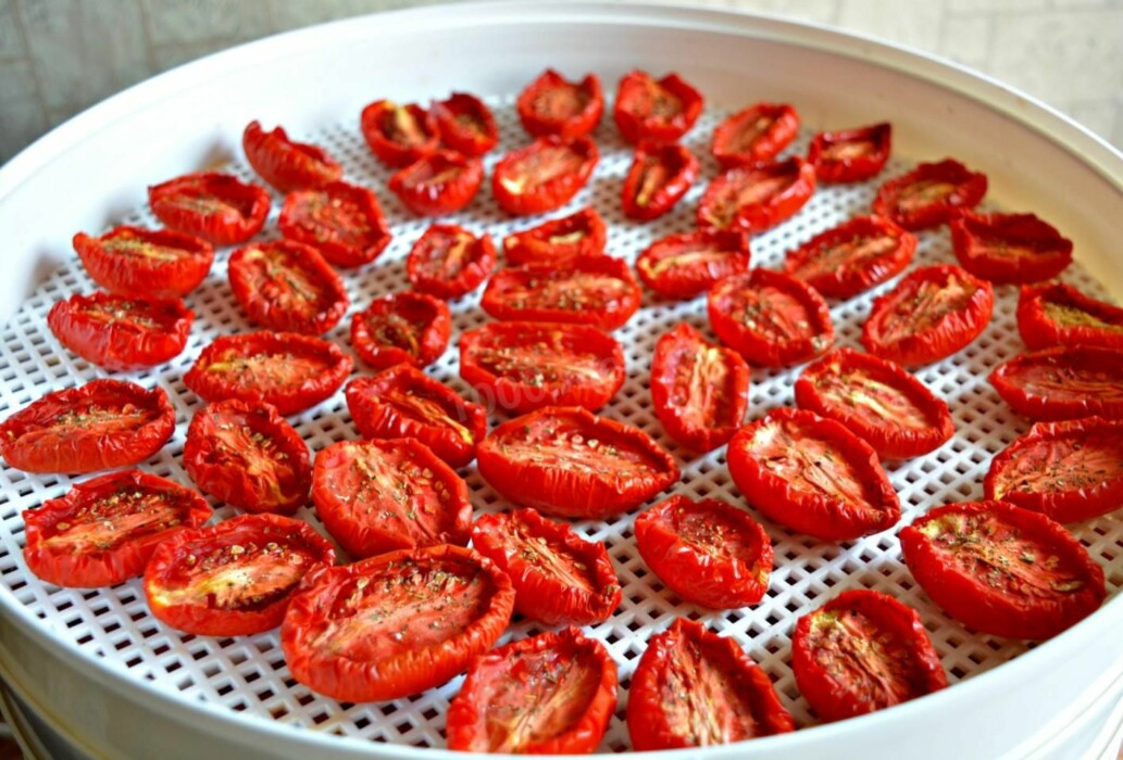 Как приготовить вяленые помидоры? Нашли вкусные рецепты для духовки и сушилки