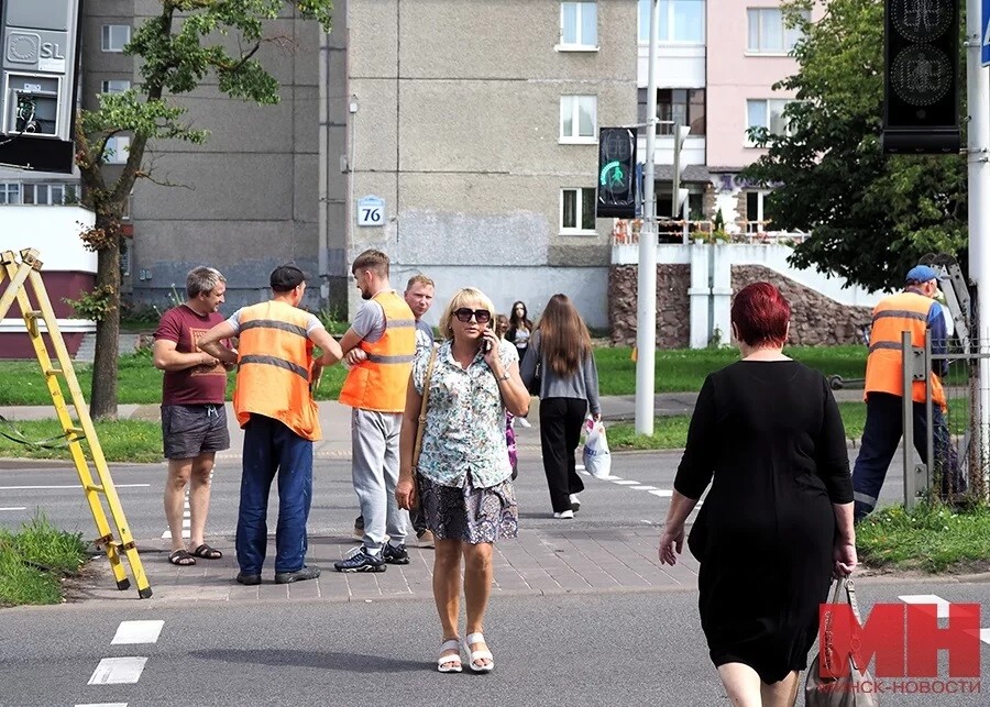 В Минске установили первый в Беларуси "умный светофор". Но есть нюанс