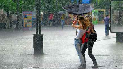 «Могут поплыть» — Синоптики предупредили две области Беларуси о грозах и сильном ветре. Что в остальных?