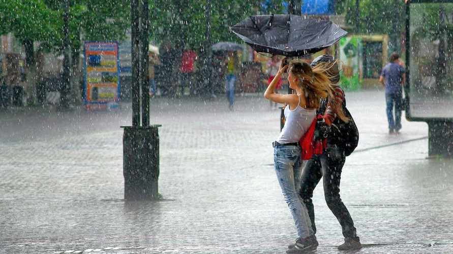 «Могут поплыть» - Синоптики предупредили две области Беларуси о грозах и сильном ветре. Что в остальных?