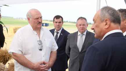 «Больше тратим, чем получаем» — Лукашенко объяснил аграриям, где «сеять не надо»