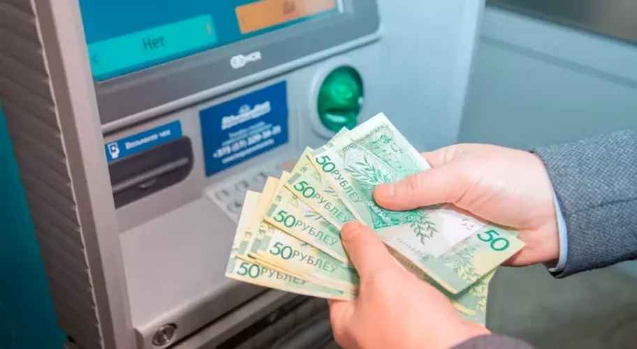 Минтруда расширил случаи, когда наниматели могут удержать с белорусов часть зарплаты