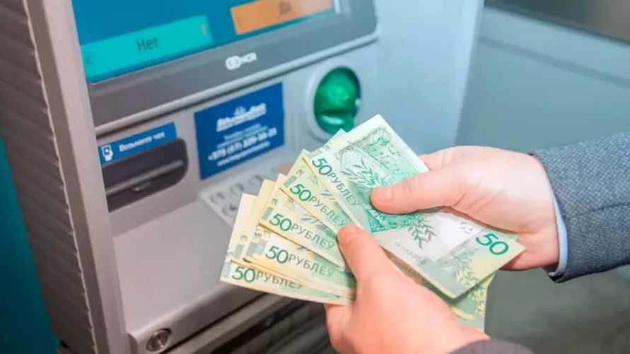 Минтруда расширил случаи, когда наниматели могут удержать с белорусов часть зарплаты