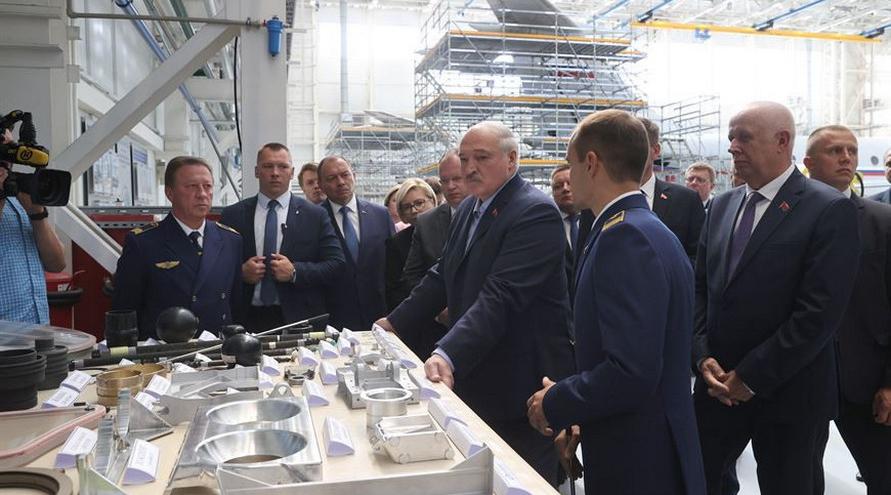 Лукашенко отметил важность ремонта и обслуживания самолетов. Высказался