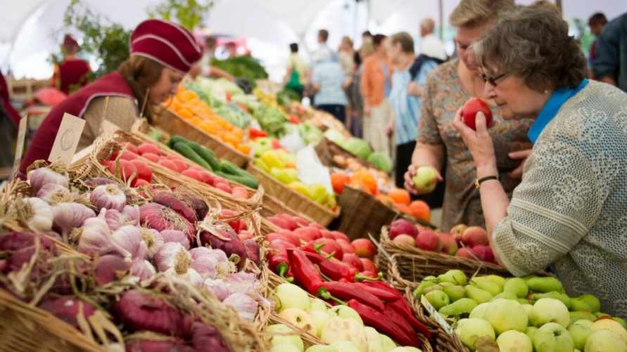 Помидоры по 70 коп., огурцы за 1,7 р. Где в Беларуси купить самые дешёвые овощи и фрукты, а где цены ещё "кусаются"