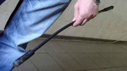 В Бресте кочерга выстрелила мужчине в ногу. Это как?