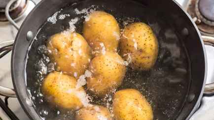 Этот секрет поможет вам сварить картошку в два раза быстрее. Понадобится лишь это