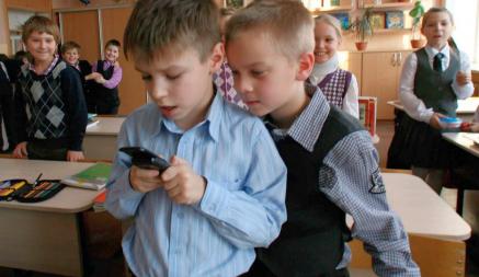 В Минобразования Беларуси пояснили, когда детям можно пользоваться мобильниками на уроках