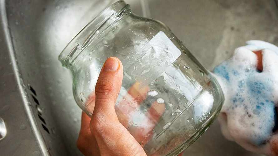 Эта смесь поможет легко снять этикетку с банки. Нужны всего 2 простых ингредиента