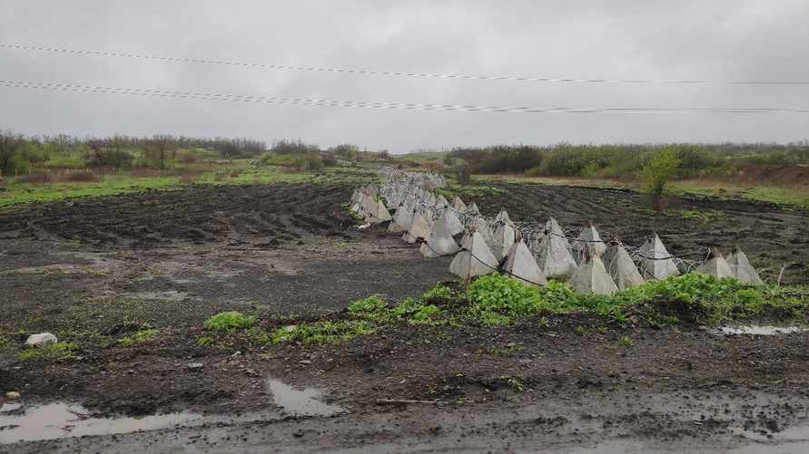 Одна из линий обороны, так называемые «зубы дракона».