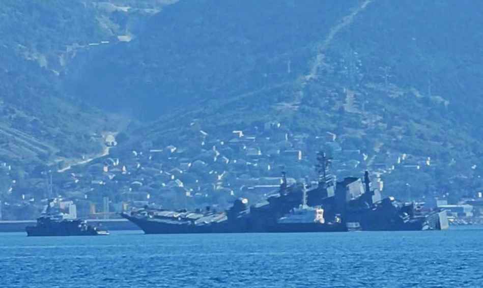 "Крен у него большой" - Россияне поделились видео с лежащим на боку кораблем после атаки дрона