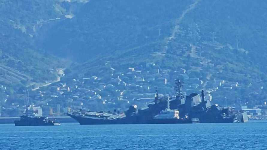 "Крен у него большой" - Россияне поделились видео с лежащим на боку кораблем после атаки дрона