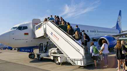 Почему вход в самолёт всегда слева? Раскрыли секрет и узнали, с какой стороны лучше бронировать места