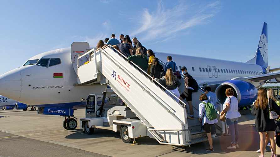 Почему вход в самолёт всегда слева? Раскрыли секрет и узнали, с какой стороны лучше бронировать места