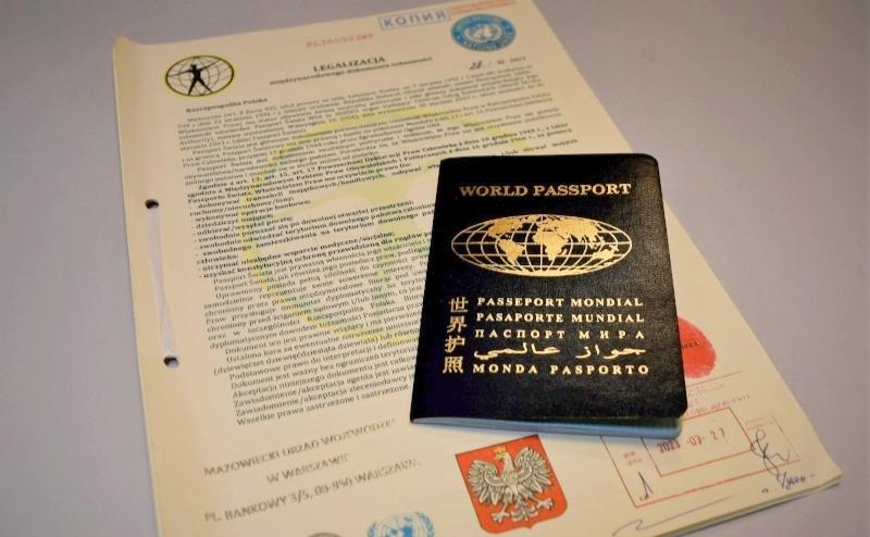Во время рейда мужчина предъявил документ «Паспорт мира»,