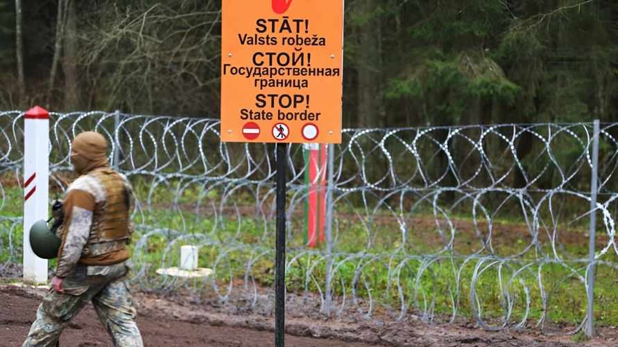 "Быстрорастущая угроза" - Латвия объявила мобилизацию пограничников для охраны границы с Беларусью