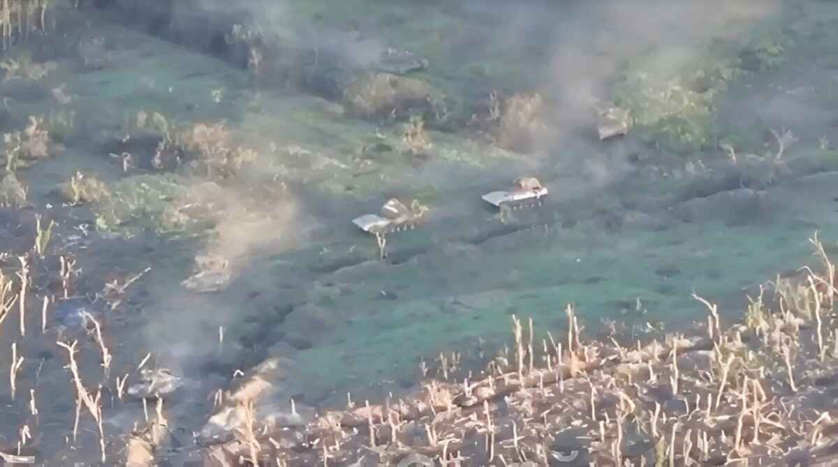 Украинцы показали уничтожение колонны российских танков под Бахмутом