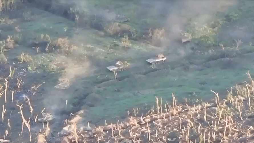Украинцы показали уничтожение колонны российских танков под Бахмутом