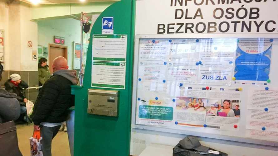 В Польше компании забили тревогу из-за нехватки работников. Каким бонусами и зарплатами завлекают иностранцев?