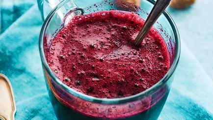 Сок из этих «невкусных» ягод эксперты рекомендовали пить осенью всем белорусам. Как сделать напиток вкусным?