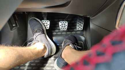 Как правильно тормозить на механике? Нашли технику, которая сэкономит топливо и запчасти