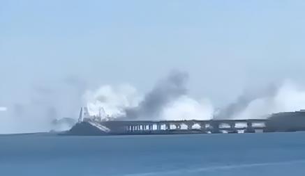 На Крымском мосту снова раздались взрывы