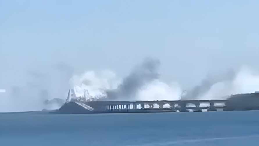 На Крымском мосту снова раздались взрывы