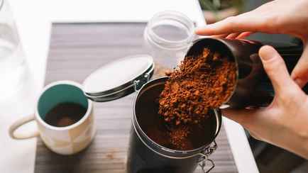 Как вернуть вкус и аромат кофе? Просто бросьте к нему в банку этот продукт