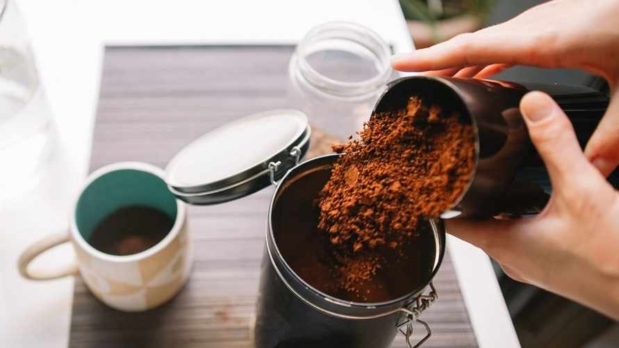 Как вернуть вкус и аромат кофе? Просто бросьте к нему в банку этот продукт