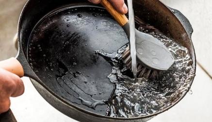Как легко отмыть сковороду от нагара? Поможет этот неожиданный красный продукт