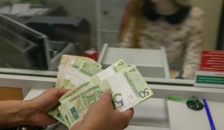 Один из банков решил брать с белорусов Br12 000 в месяц за обслуживание счетов. В чем нюанс?