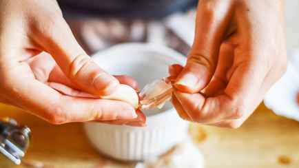 Выбрасываете чесночную шелуху? Лучше положите ее на фрукты и овощи