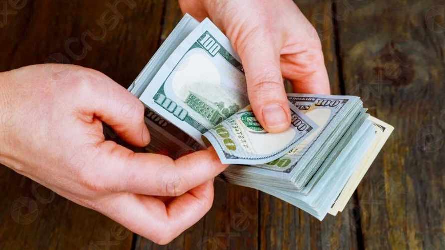 Доллар в Беларуси упал сразу на 8 копеек