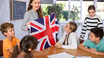 Минобразования Беларуси решило исправить «доминирование британского флага» в классах английского