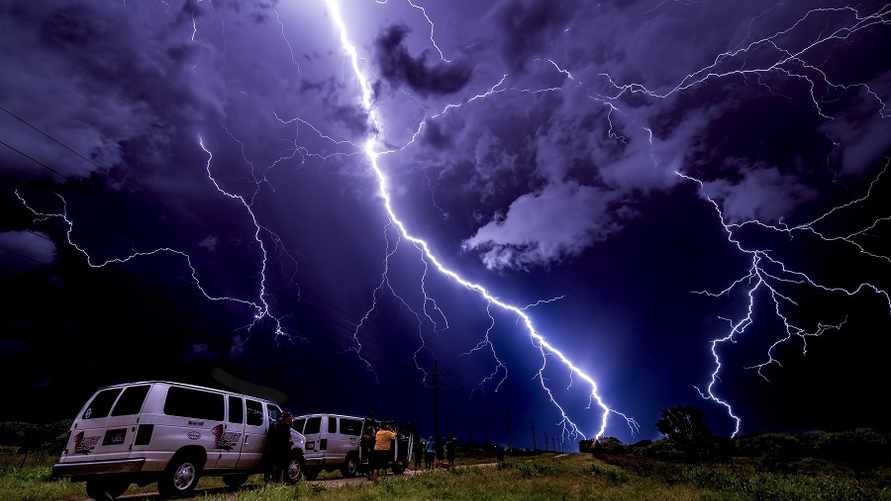Никогда не трогайте это в машине во время грозы. Эксперты назвали 4 опасные вещи