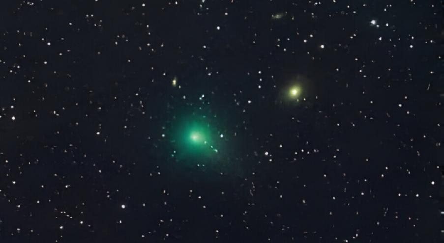 Сейчас комета имеет звездную величину +9 и находится