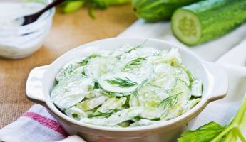 Эти два ингредиента превратят простой салат из огурцов в деликатес. Узнали, как это делают шведы