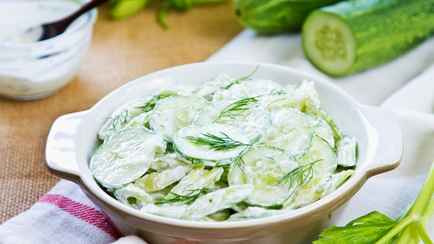 Эти два ингредиента превратят простой салат из огурцов в деликатес. Узнали, как это делают шведы